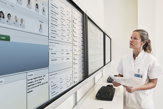 Coordinator overviews hospital bed ward capacity in the Getinge INSIGHT patient flow management solution